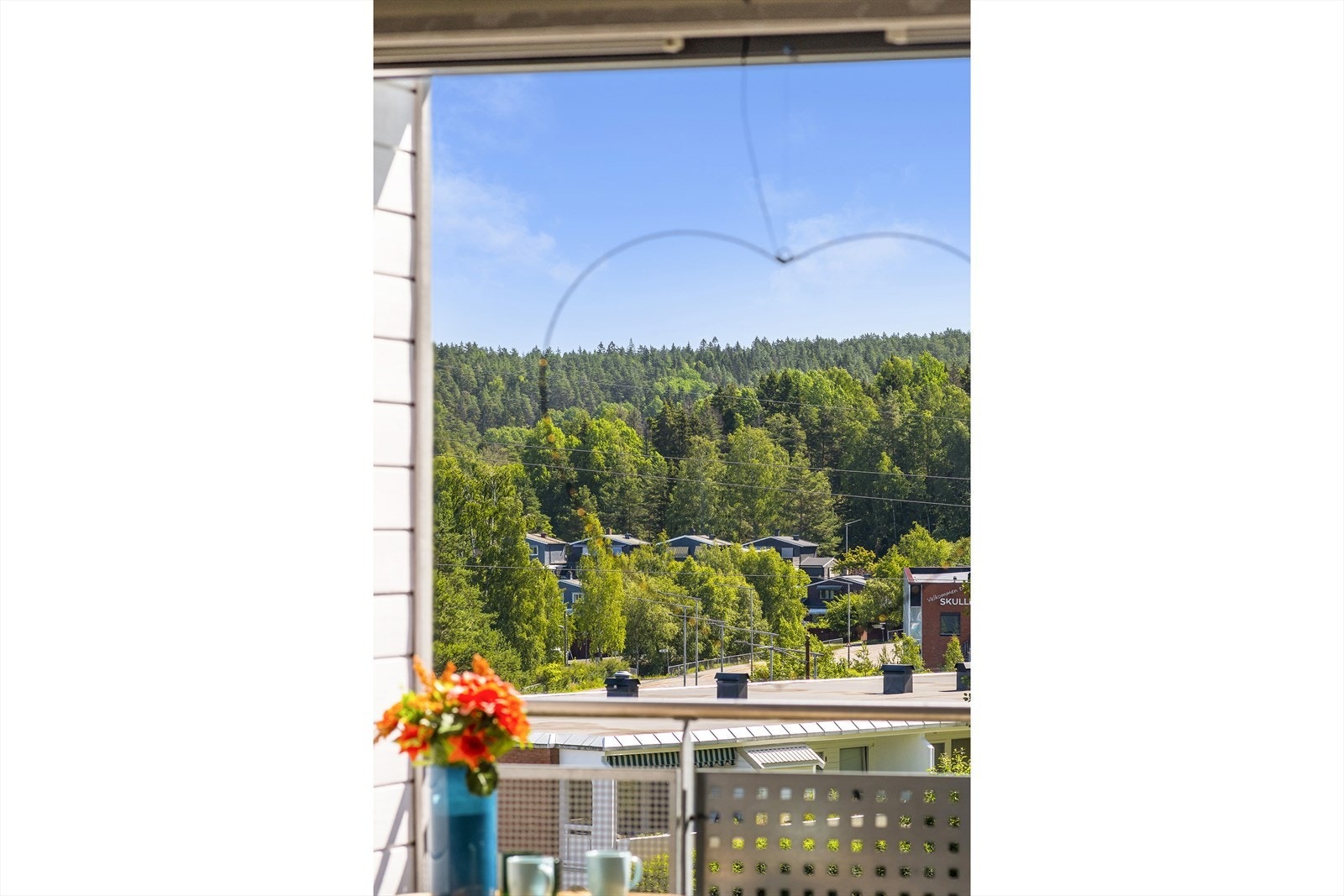Hyggelig utsyn over grøntarealer. Lite innsyn. Galleribilde