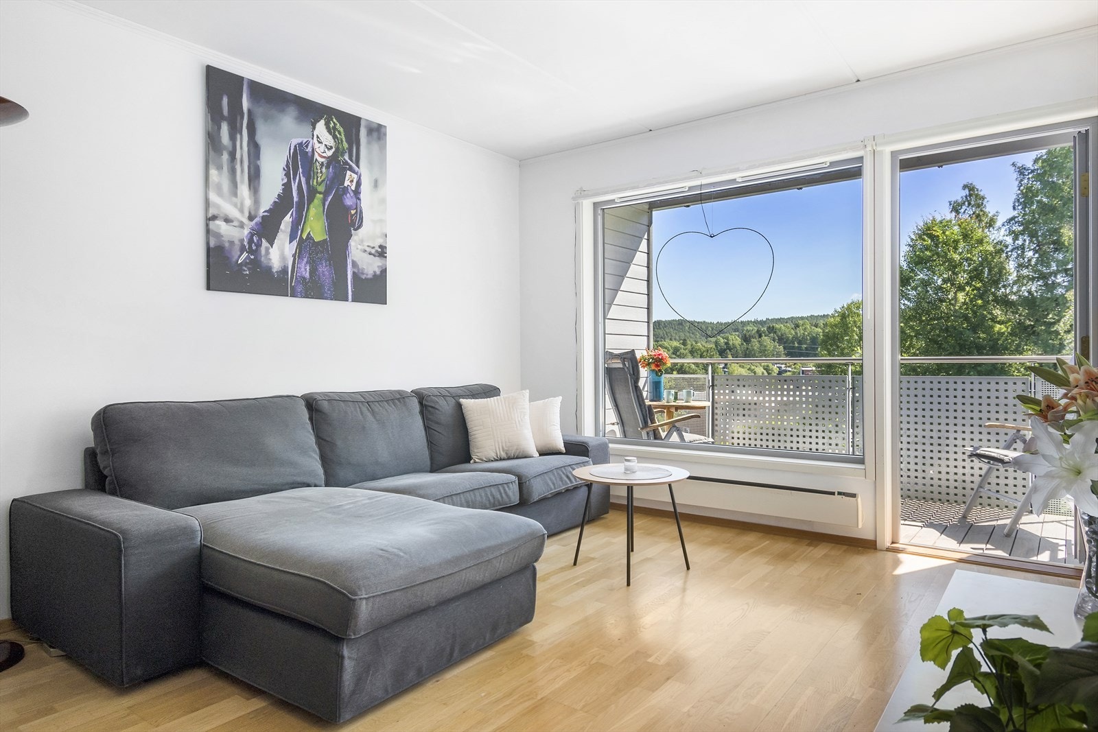 Boligen har en åpen stue- kjøkkenløsning med god plass til sofagruppe, tv-benk og spisebord. Galleribilde
