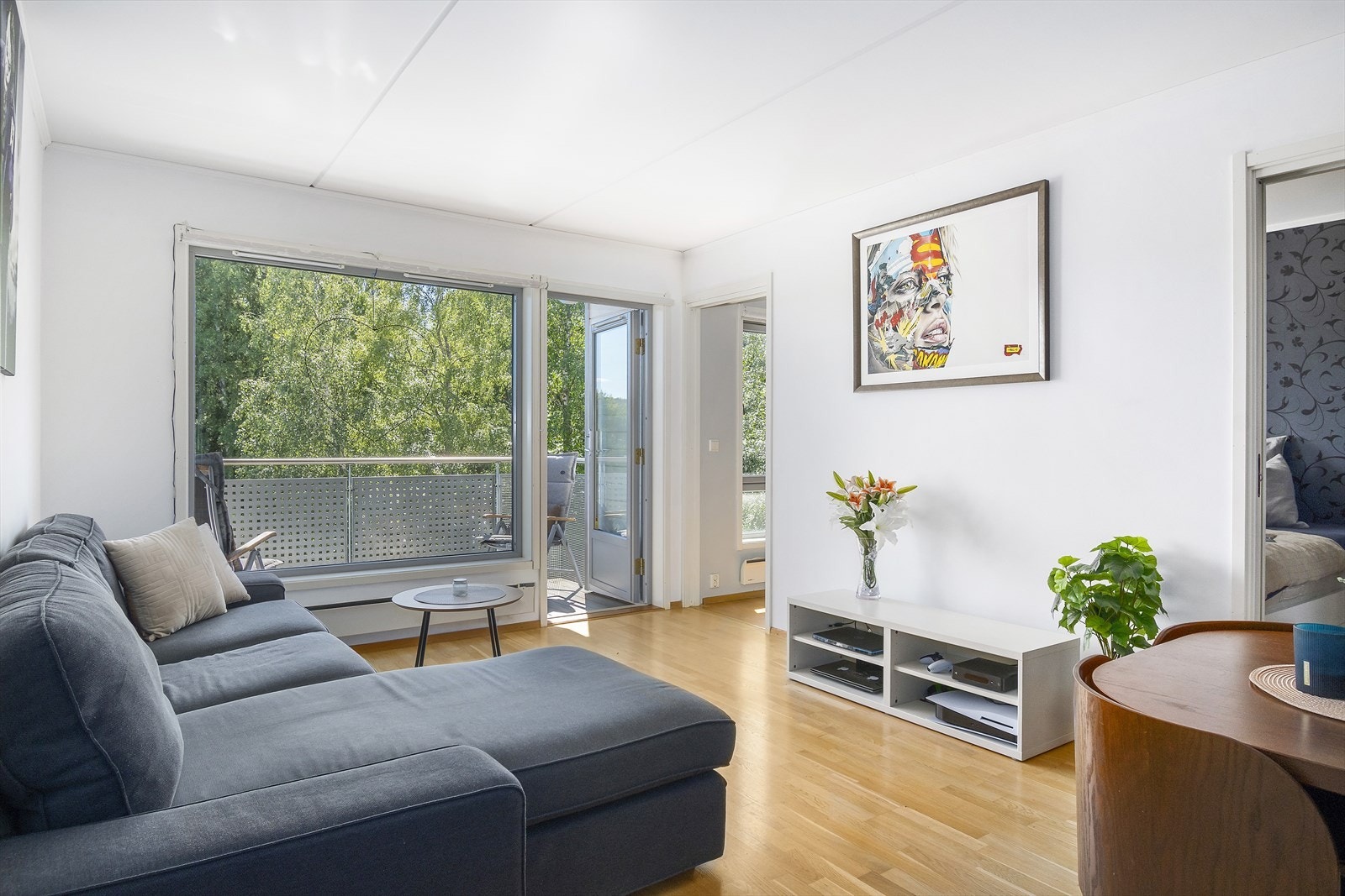 Store vindusflater gir rikelig med naturlig lys inn. Galleribilde