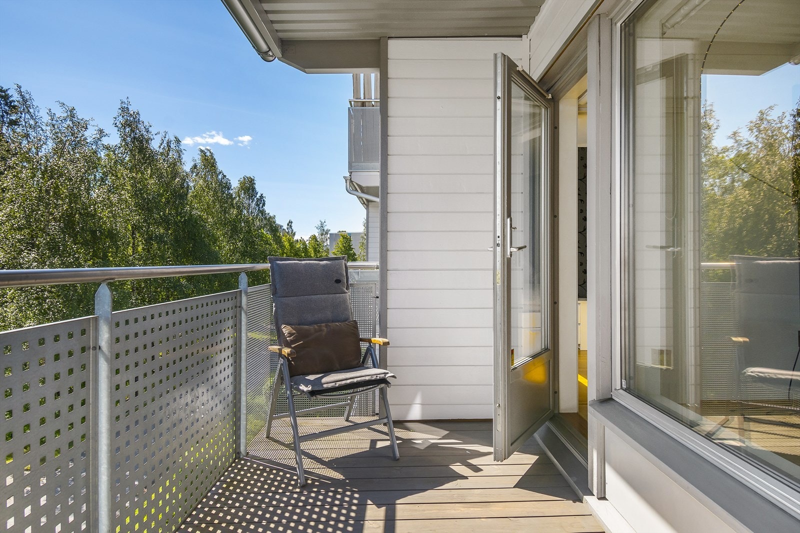Her har man god plass til utemøbler og grill. Galleribilde