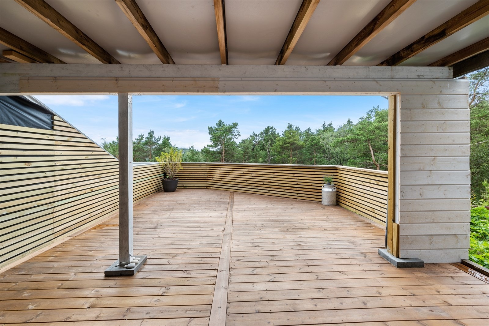 - Herlig terrasse som strekker seg utover ca. 32m² - Galleribilde