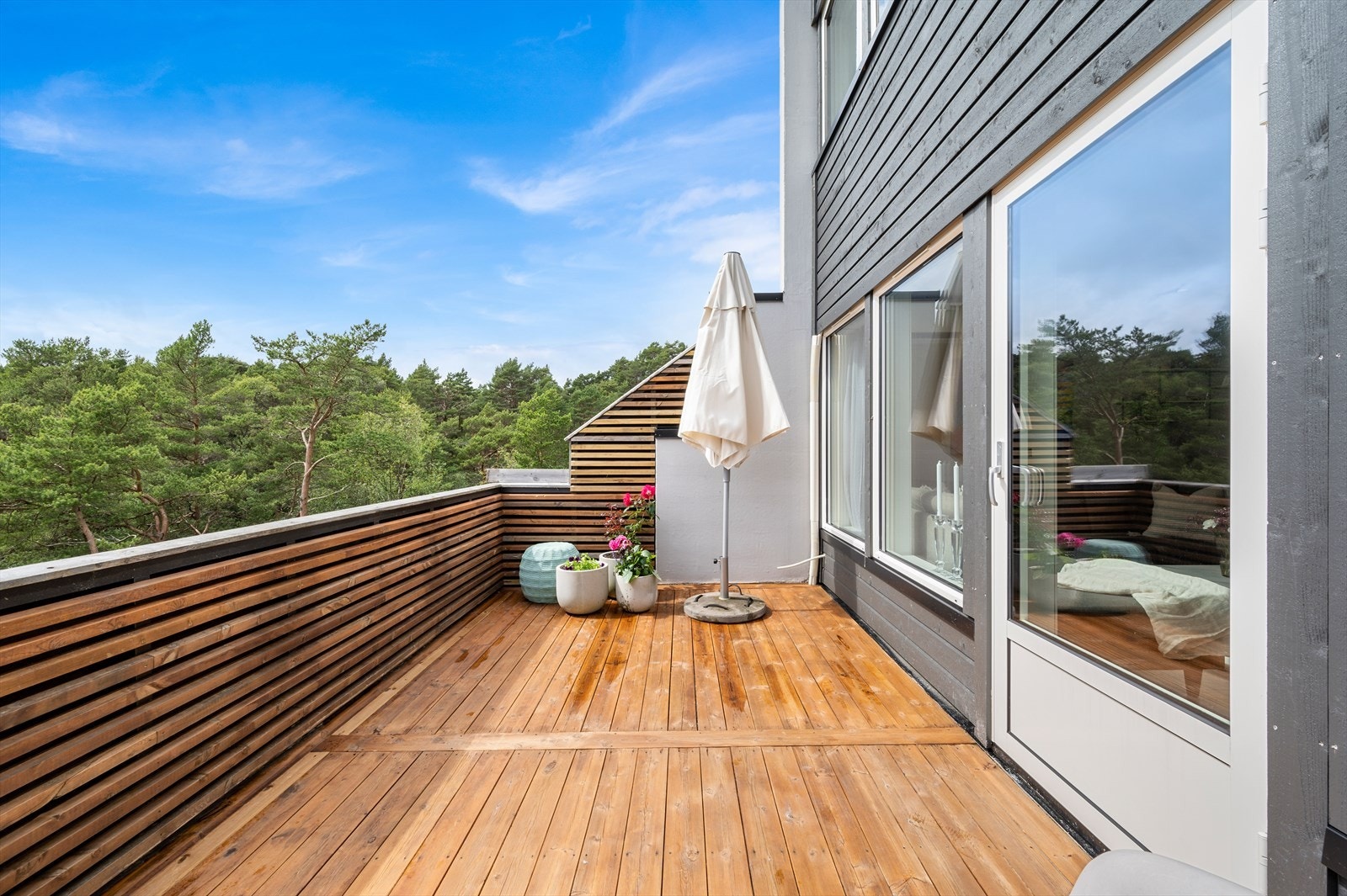 - Nyt solen fra ca. kl. 10-21 midtsommers på balkongen som måler 13m² - Galleribilde
