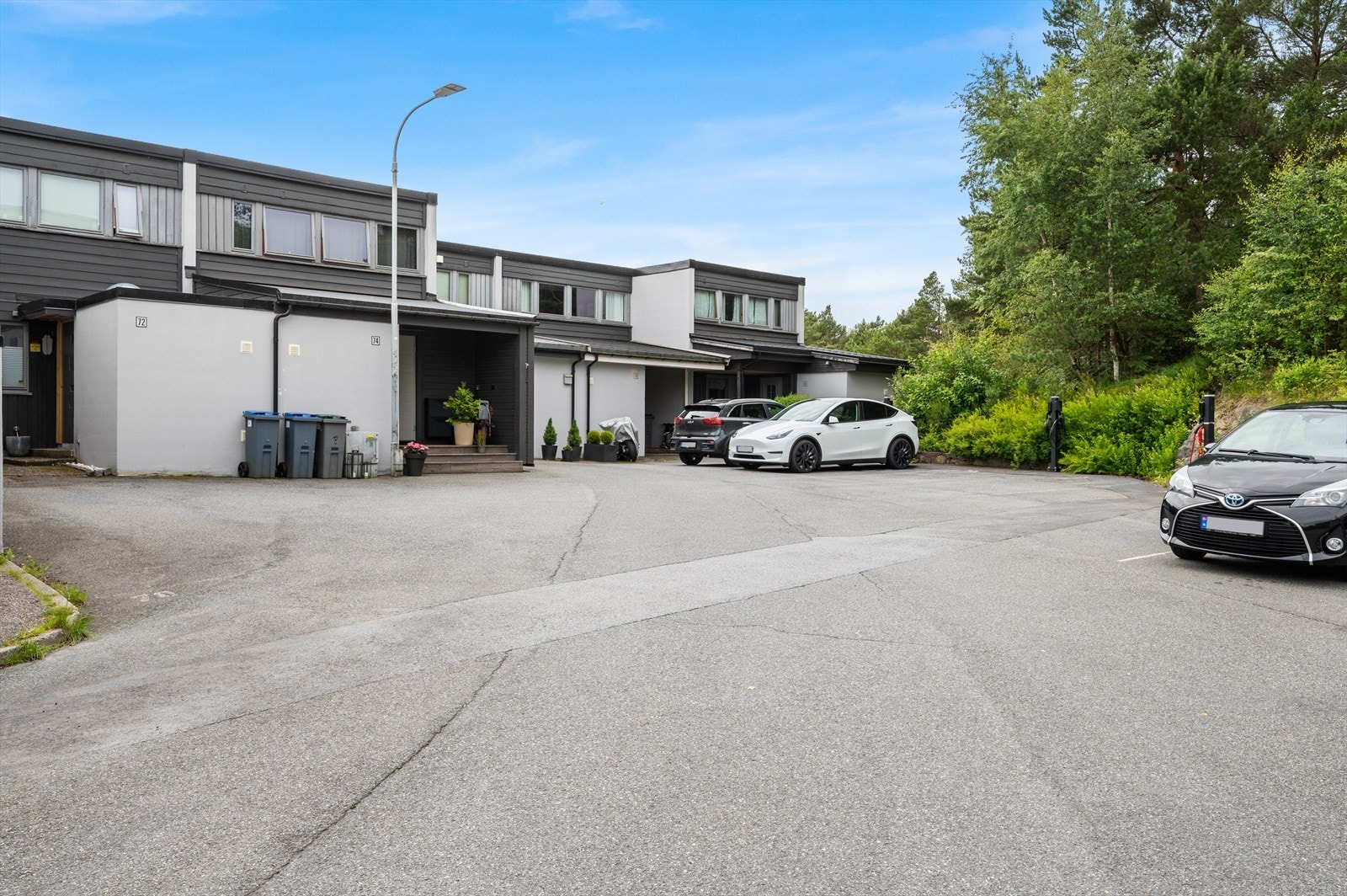 - Medfølgende parkeringsplass med elbil-lader rett utenfor døren - praktisk! - Galleribilde