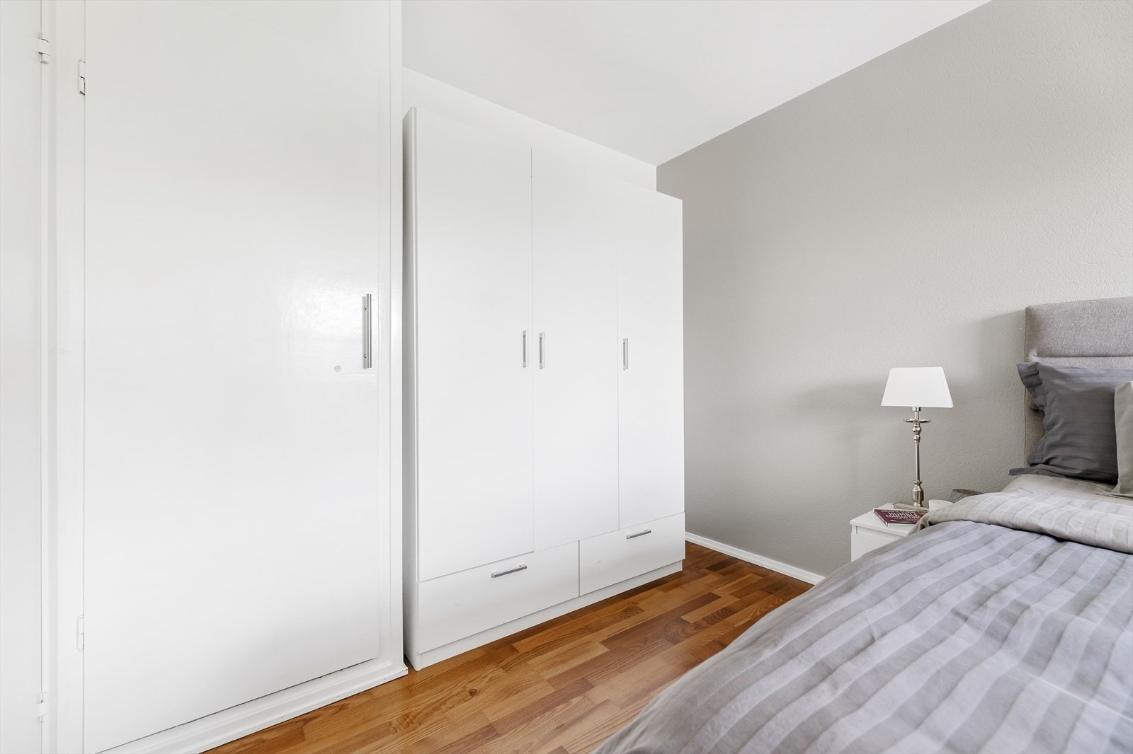 Hovedsoverommet har plass til en dobbeltseng og nattbord på hver side. Langs den ene veggen er det etablert garderobeskap Galleribilde