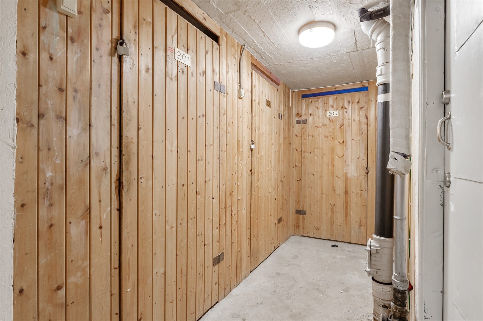 Leiligheten disponerer boder i kjelleren på 11 kvm og på loft på 3 kvm Galleribilde