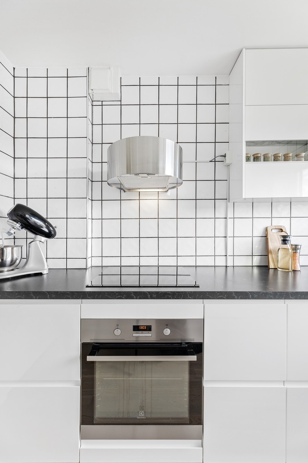 Kjøkkenløsning med glatte fronter og laminat benkeplate fra 2019 Galleribilde