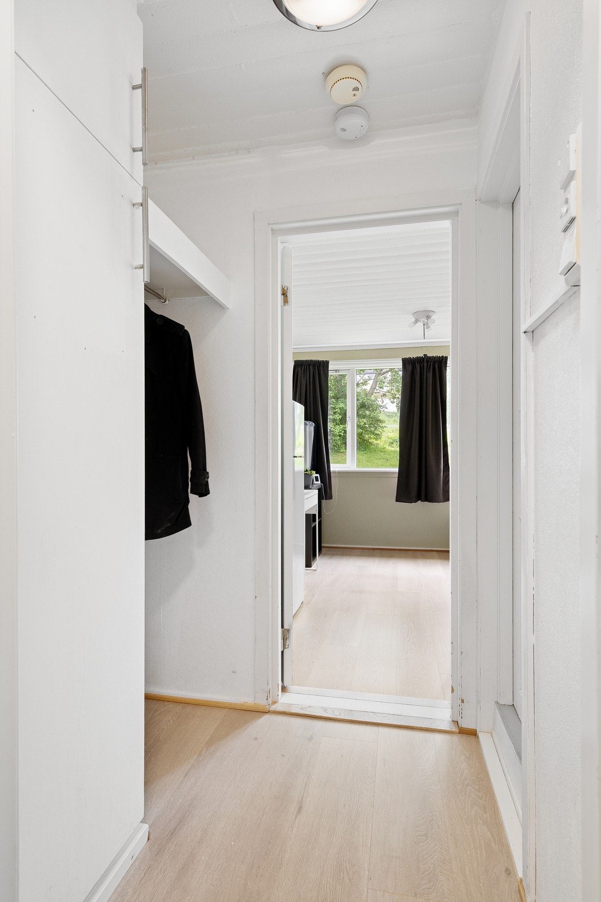 Entré med praktisk garberobeløsning med plass til sko- og klesoppheng. Galleribilde