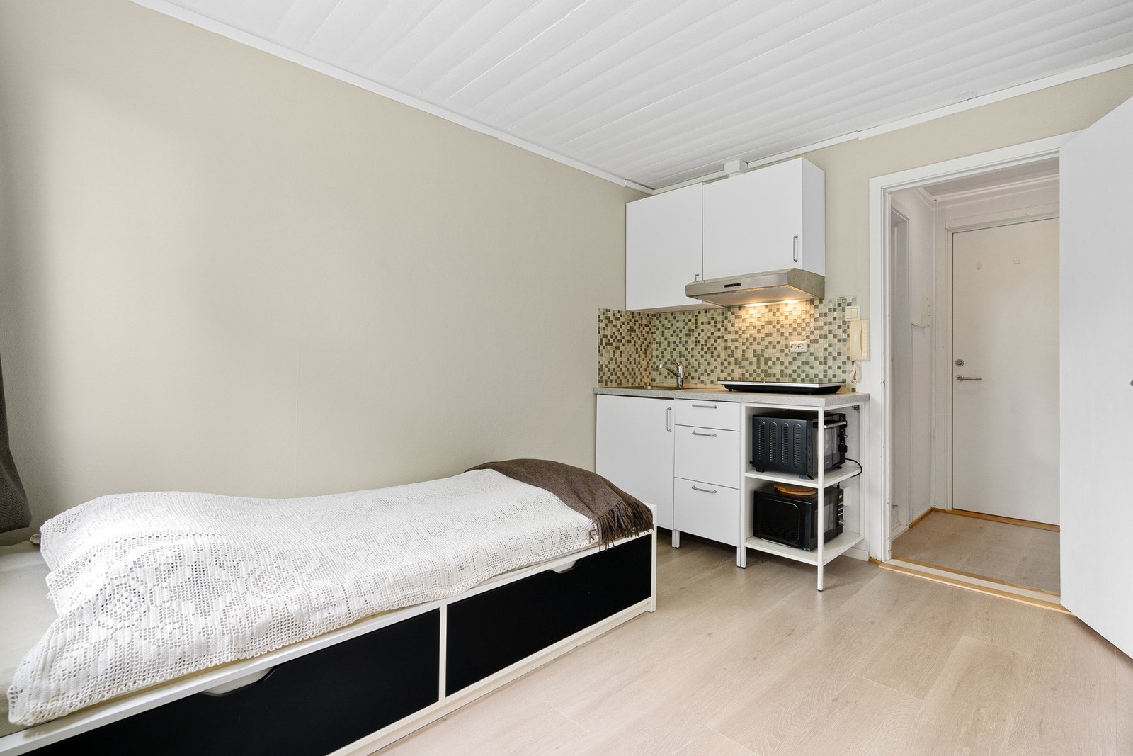 Innbydende leilighet malt i lyse toner. Galleribilde