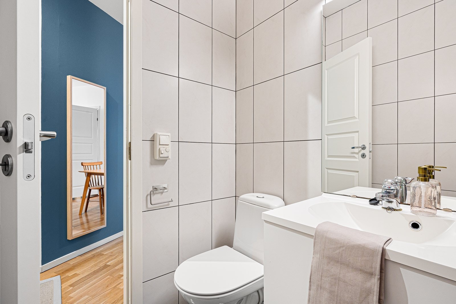 Badet måler 3,2 m². Galleribilde