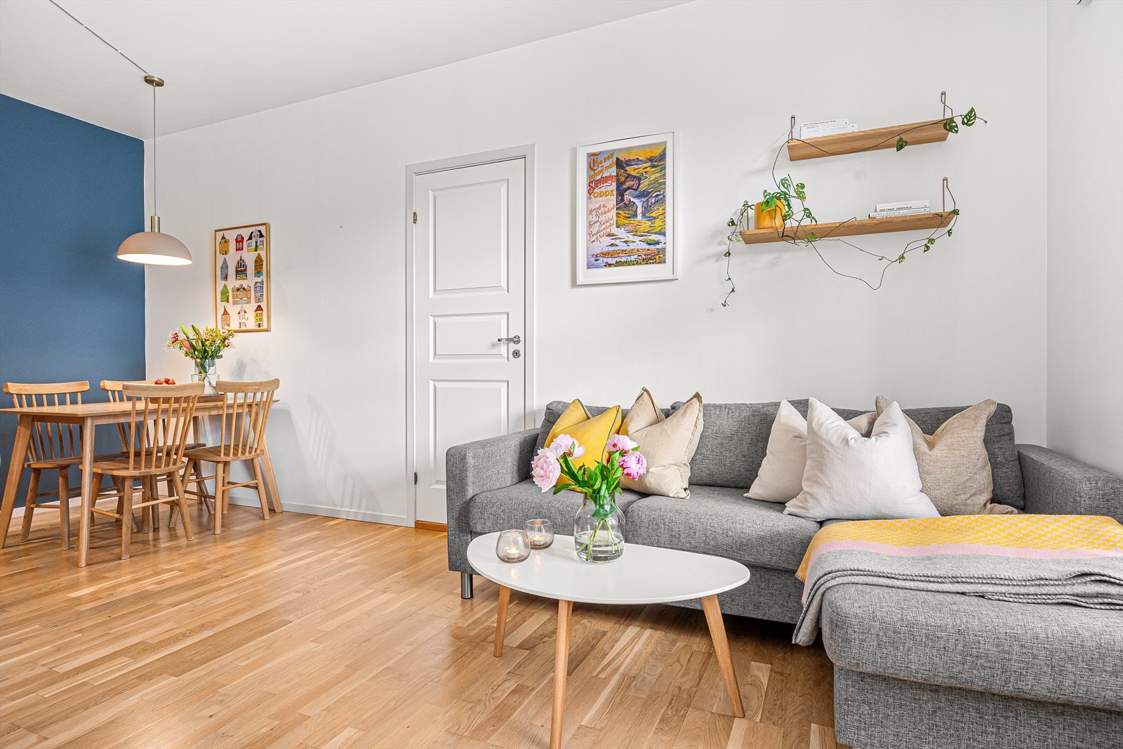 Stuen innredes enkelt med flere soner, med god plass til både spisegruppe og sofakrok. Galleribilde