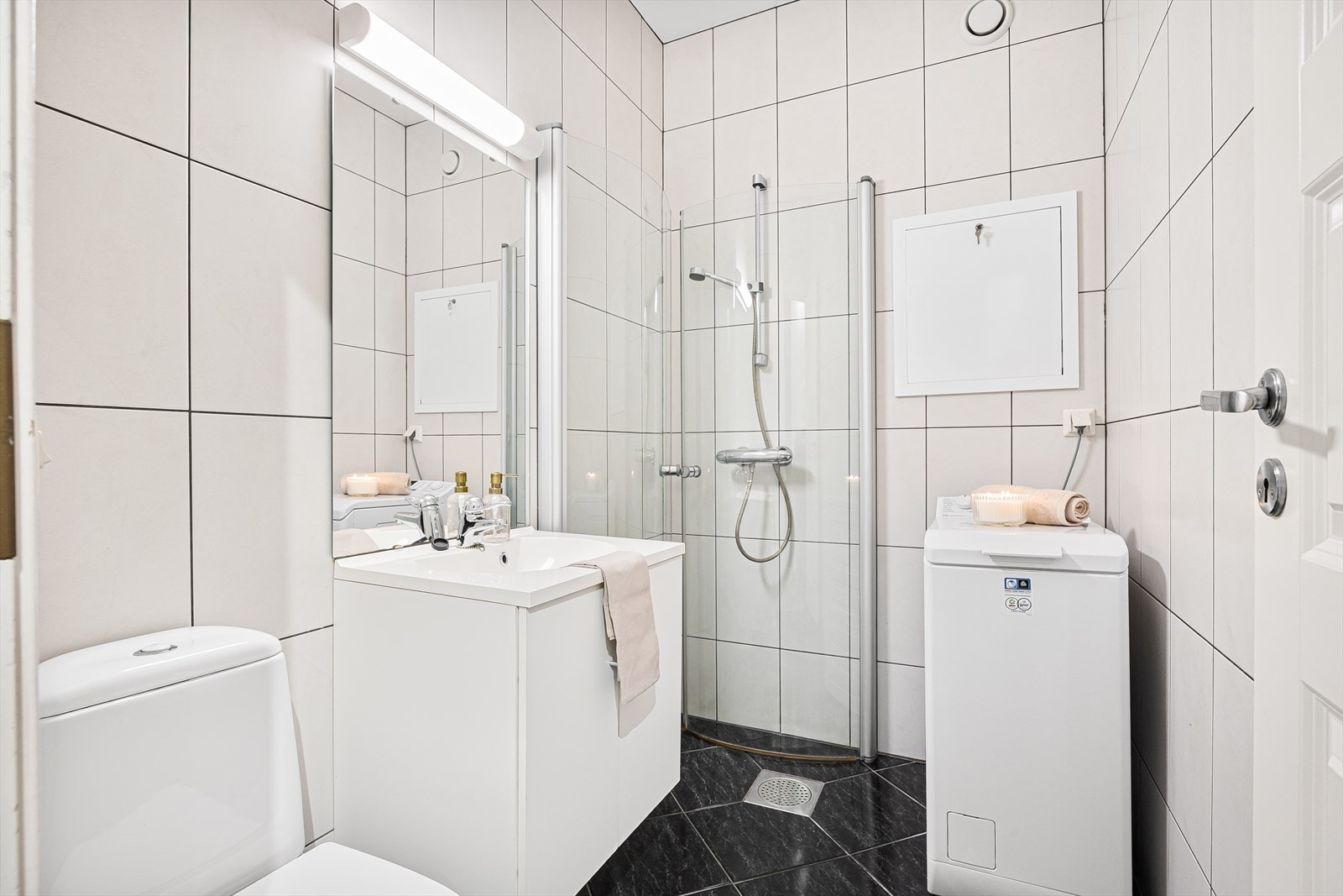 Badet er helfliset med tidløse farger og har elektriske varmekabler i gulvet. Galleribilde