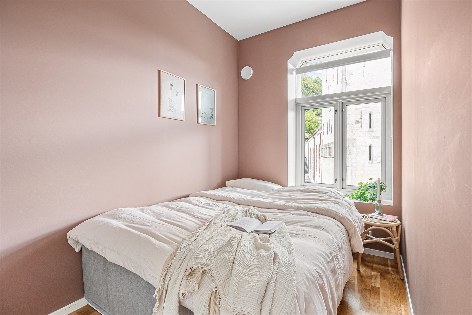 Soverommet er praktisk utformet med plass til både dobbeltseng og garderobe. Galleribilde