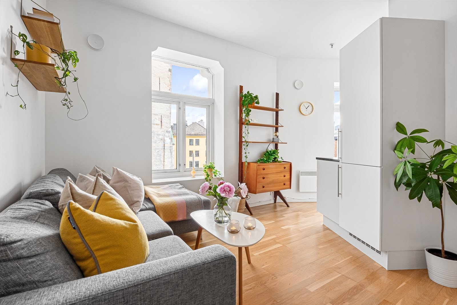 Store vindusflater i stuen slipper også inn rikelig med naturlig lys inn i rommet. Galleribilde