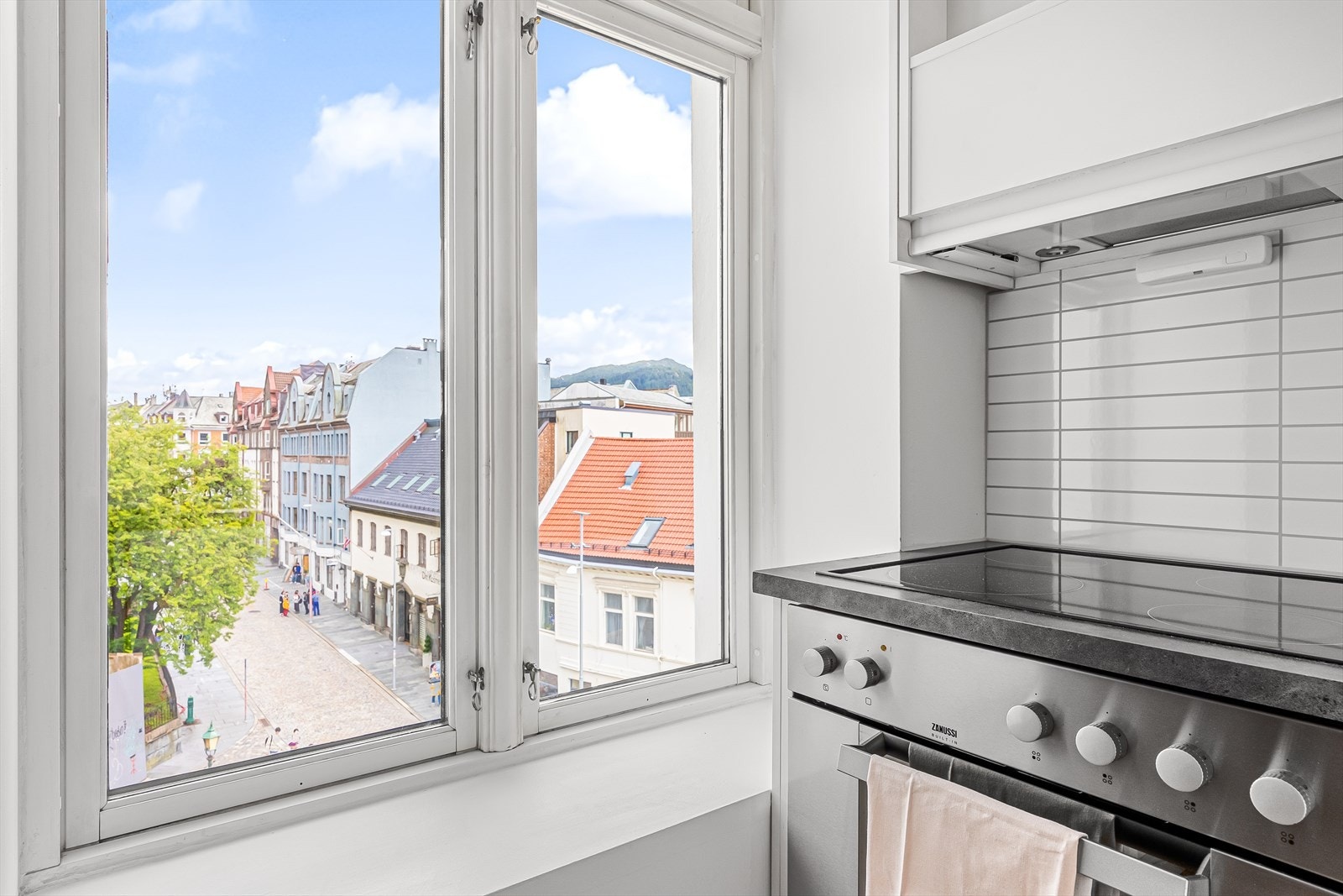Fra det store vinduet på kjøkkenet har man koselig utsikt over nærområdet. Galleribilde