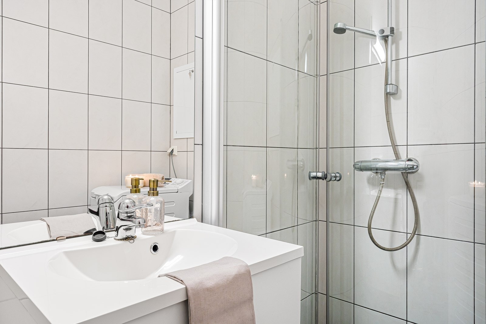 Badet er ellers innredet med dusjhjørne, servant med underskap, WC samt opplegg for vaskemaskin. Galleribilde