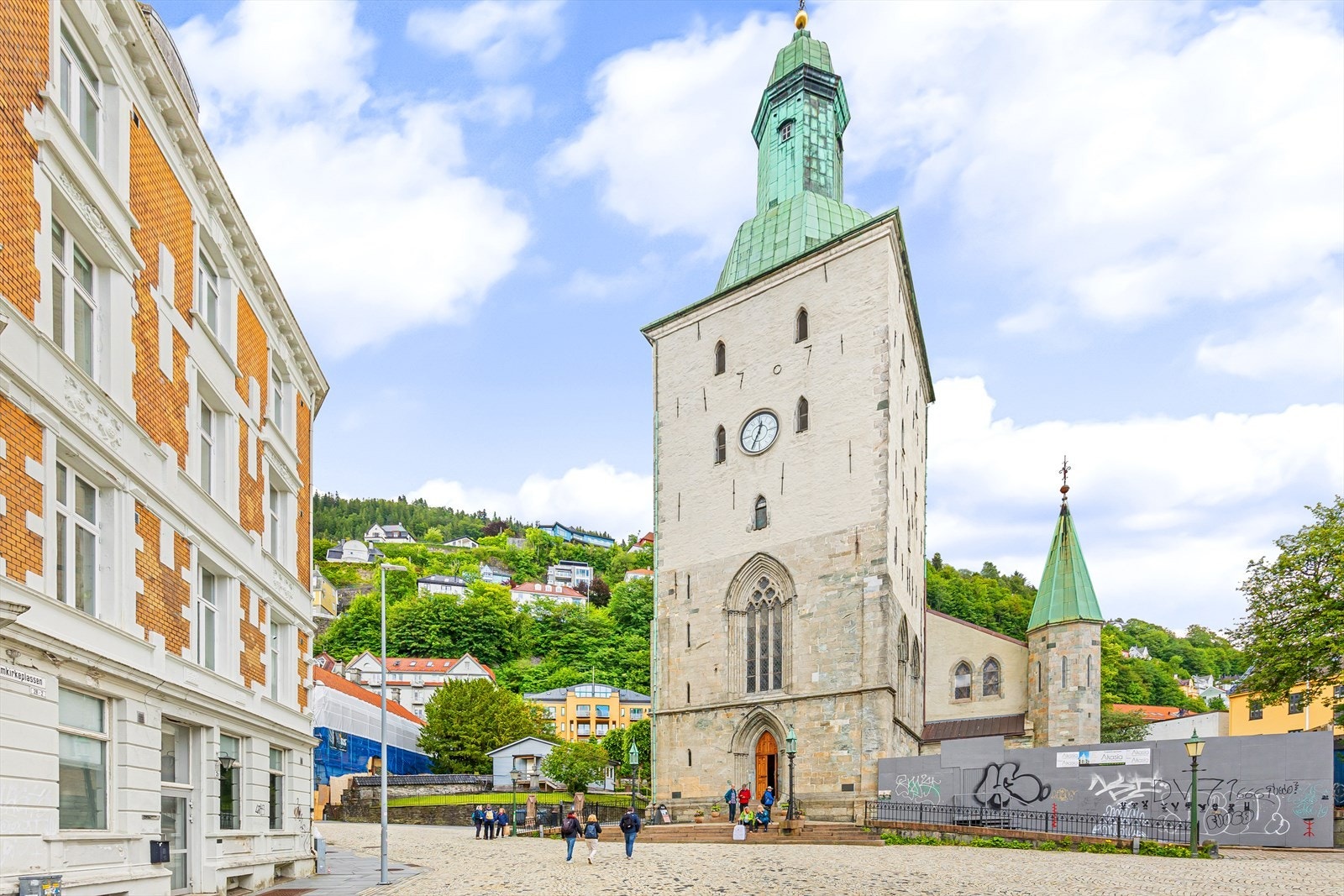 Den historiske Bergen Domkirke ligger selvfølgelig også på Domkirkeplassen, som kaster et nydelig preg over området. Galleribilde