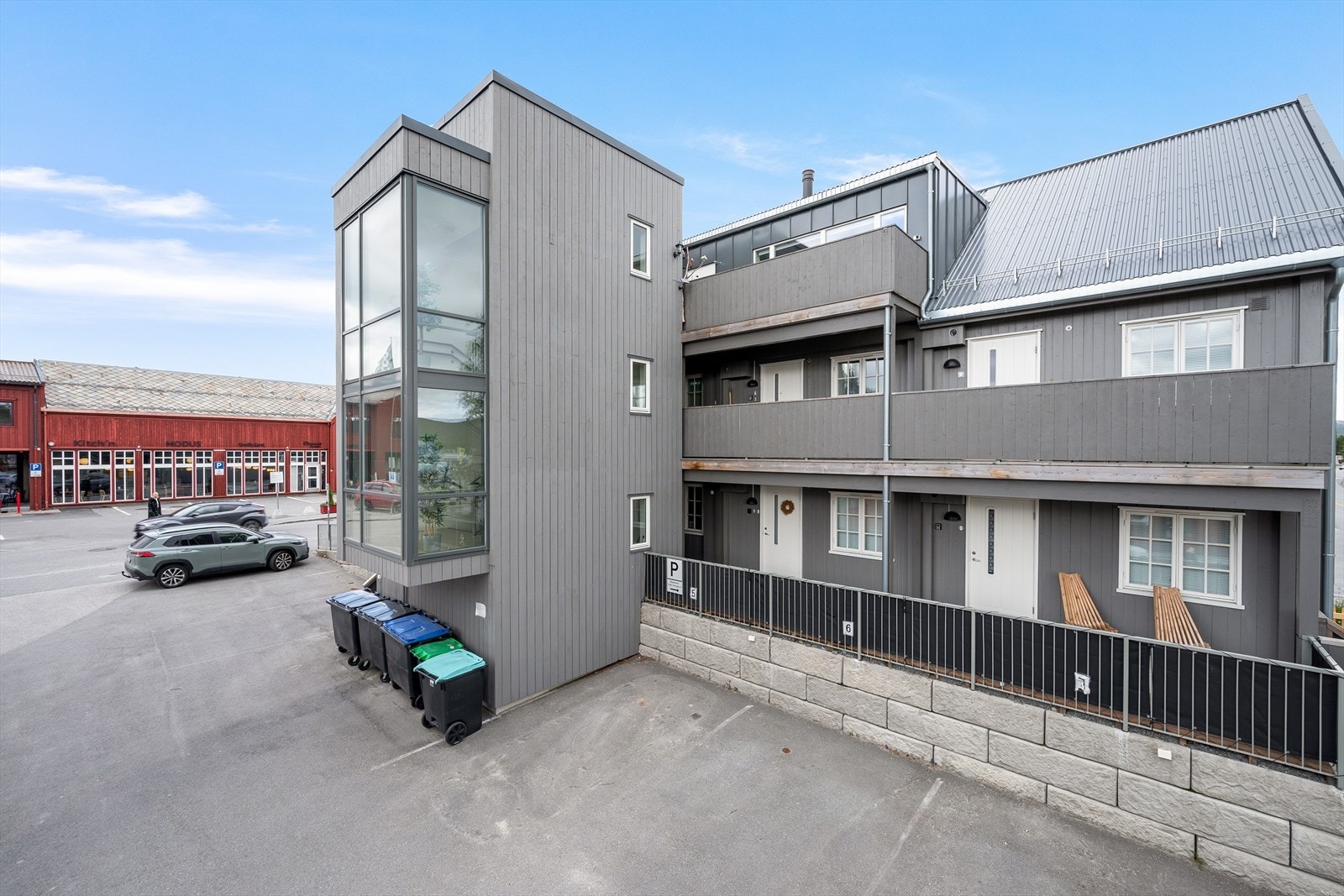 Fasade. Det medfølger parkeringsplass til leiligheten. Galleribilde