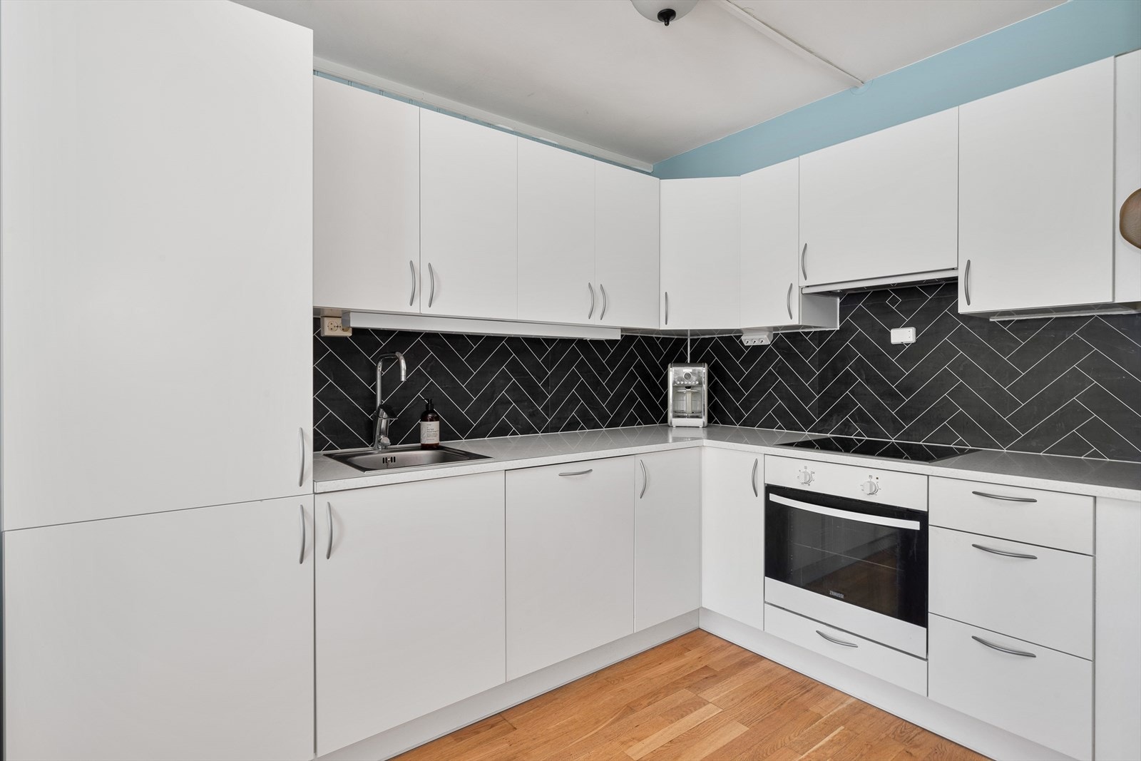 Kjøkken med integrerte hvitevarer. Galleribilde