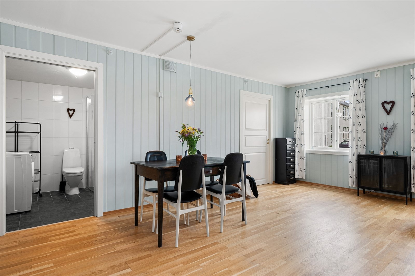 På stue/kjøkken er det plass til både sofagruppe og spisebord. Galleribilde