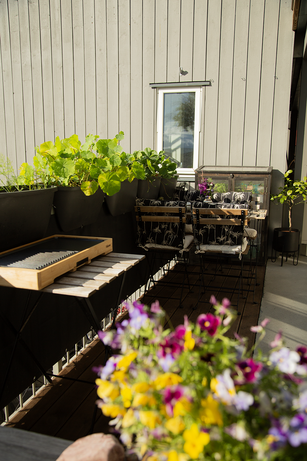 Selgers egne bilder av uteplassen ved inngangspartiet. Galleribilde