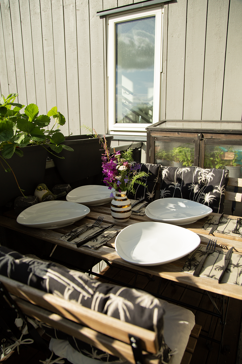 Selgers egne bilder av uteplassen ved inngangspartiet. Galleribilde