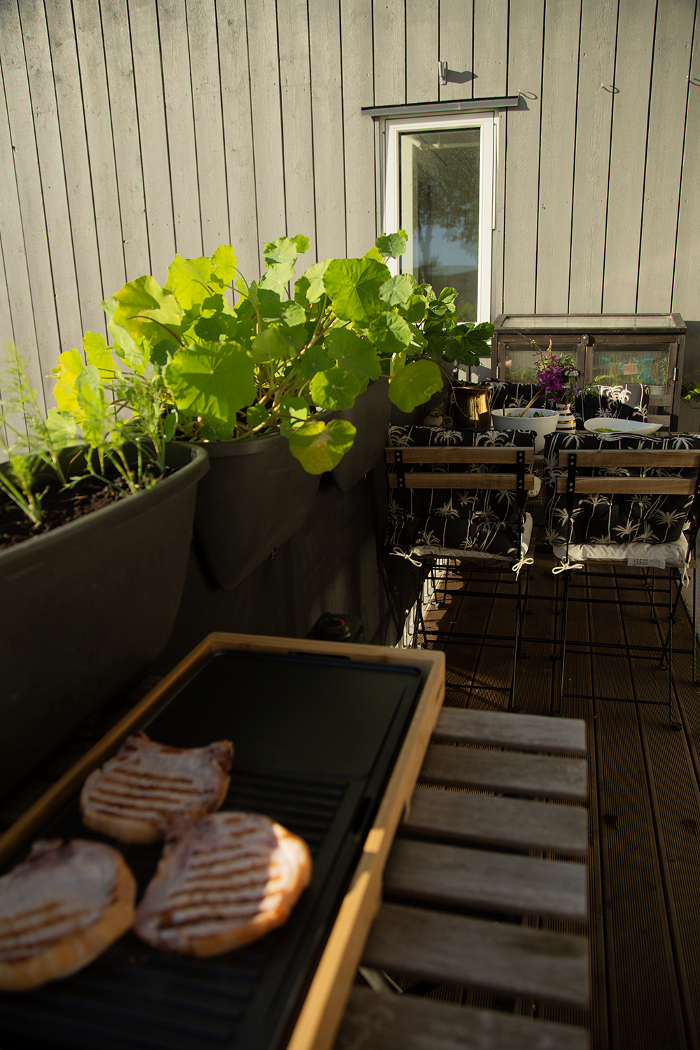 Selgers egne bilder av uteplassen ved inngangspartiet. Galleribilde