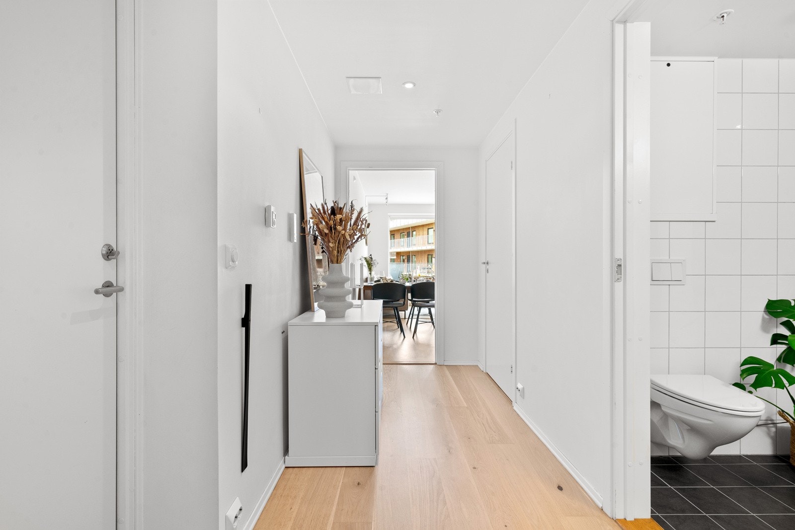 Romslig entré med gode lagringsmuligheter. Man har også en innvendig bod for effektiv lagring. Galleribilde