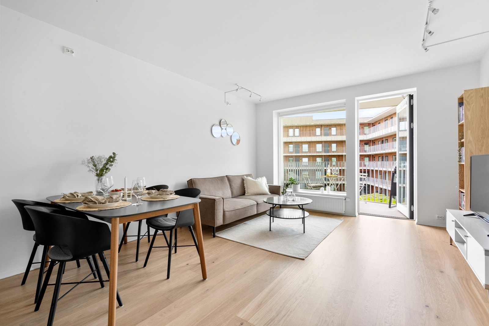 Praktisk planløsning og store vindusflater. Galleribilde