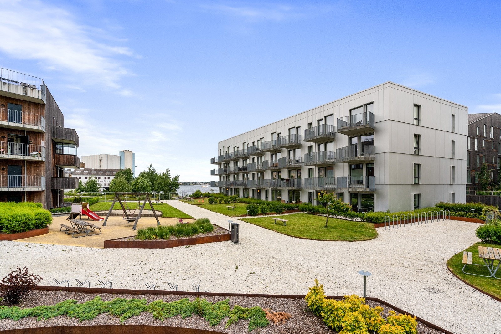 Leilighetsbygget er omkranset av flott uteområde med flere koselige lekeplasser, fint plenområde og felles sittegrupper. Det populære bade- og parkområde rundt Tou Scene er like i nærheten. Galleribilde