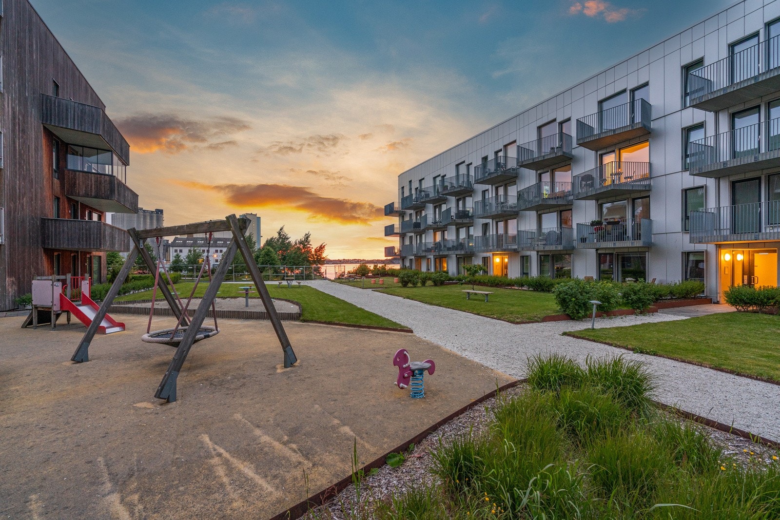 Dagligvarehandelen kan gjøres ved en av de mange butikkene i kort avstand fra boligen, bl.a. Kiwi, Rema 1000 og Coop Extra. Galleribilde