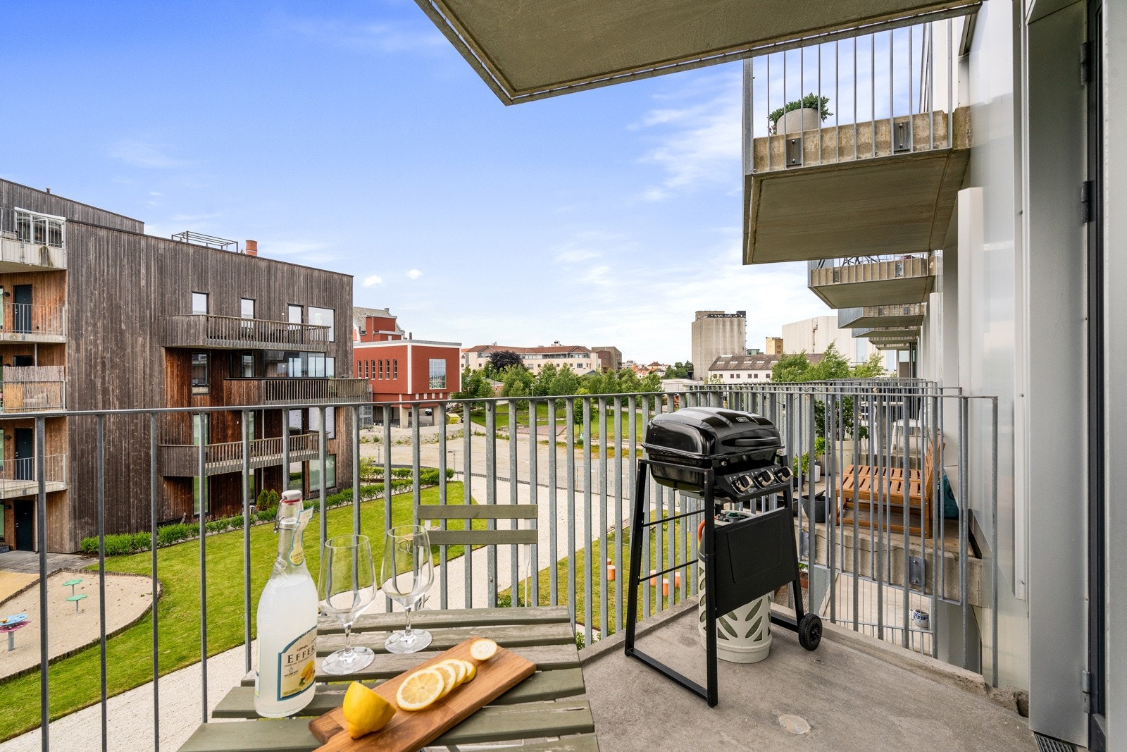 Balkongen måler 5 kvm og kan skilte med gode solforhold. Galleribilde