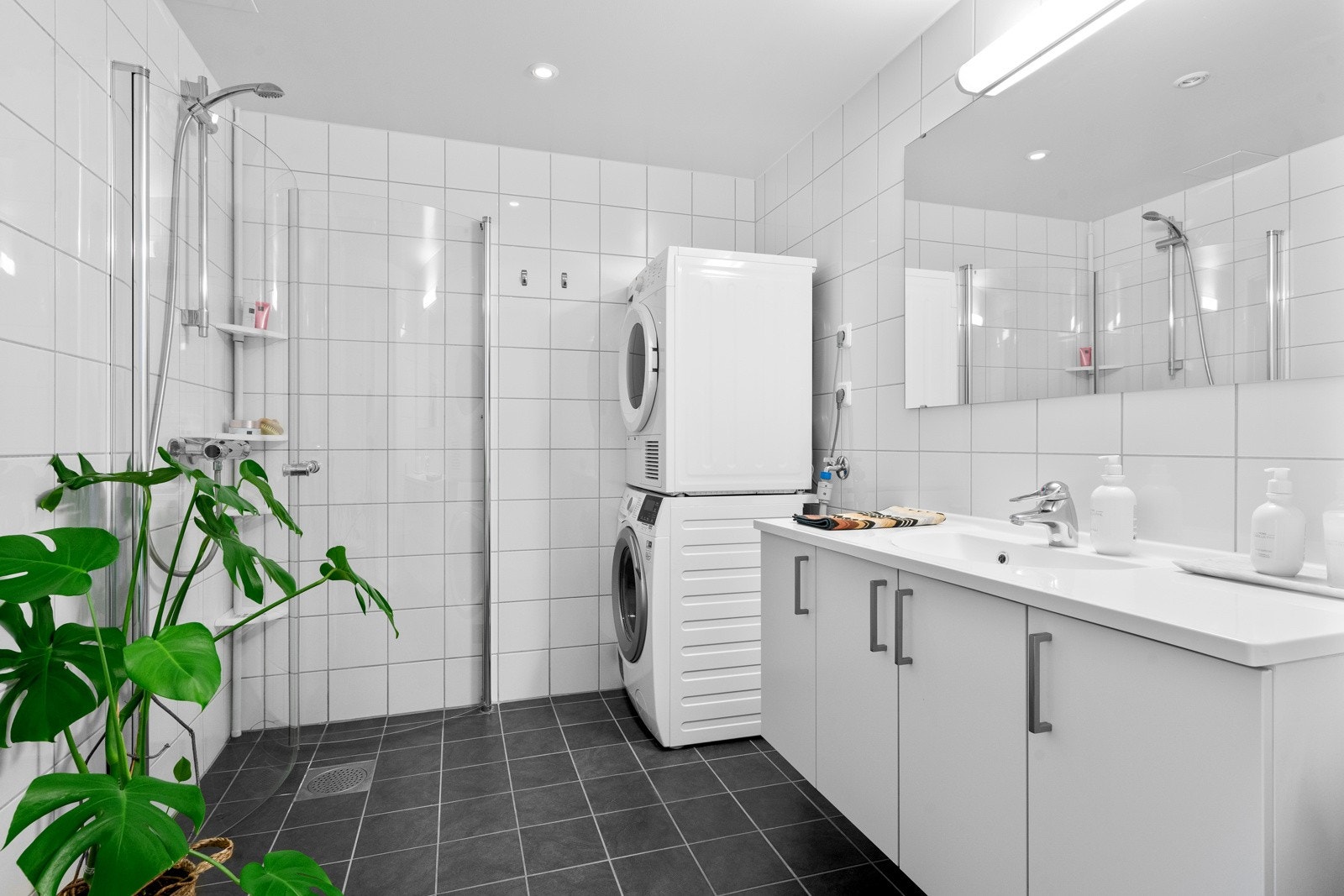 Pent, flislagt bad med gulvvarme. Innredet med dusjhjørne, praktisk baderomsinnredning og vegghengt toalett. Galleribilde