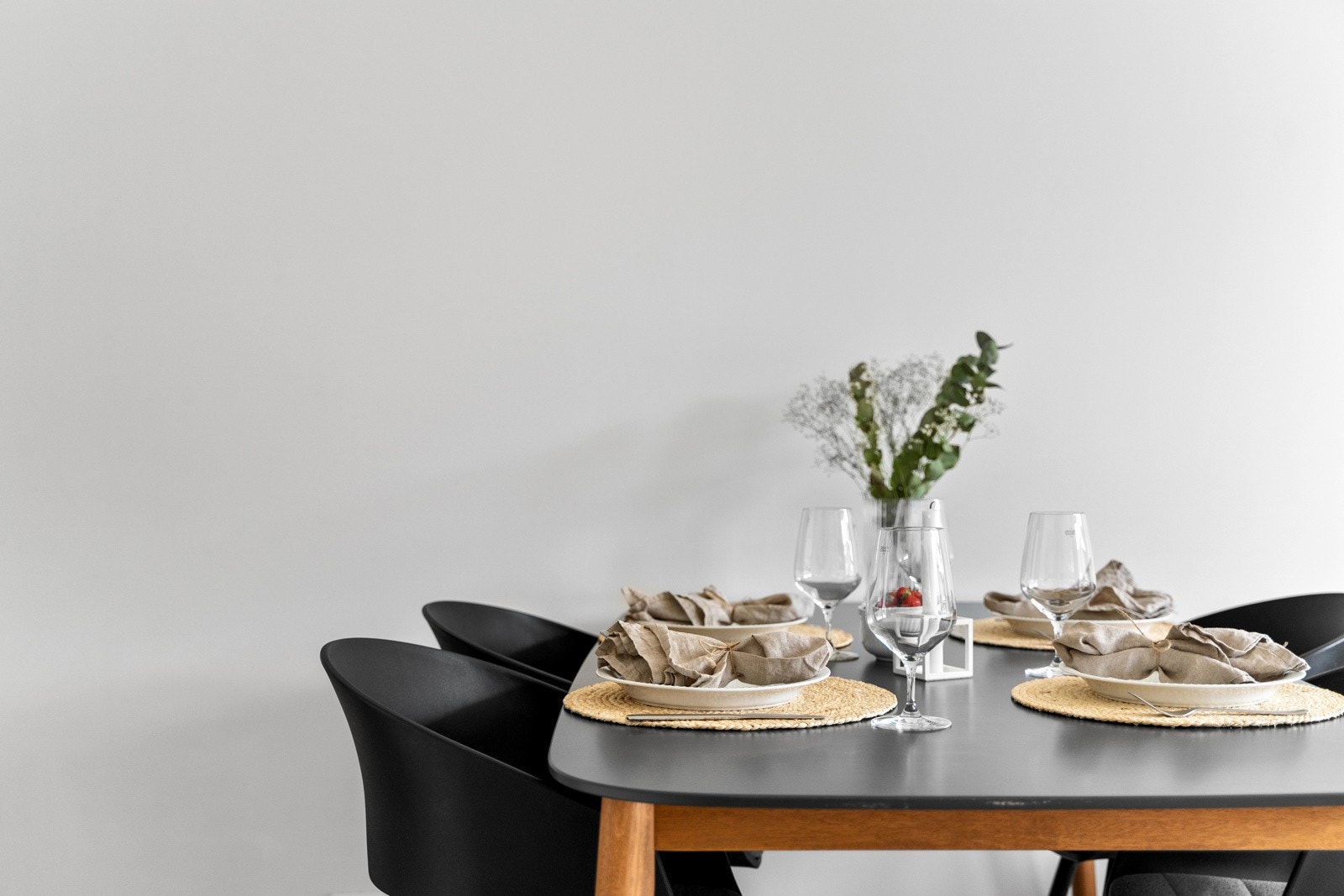 Stuen kan enkelt innredes i ulike soner. God plass til spisegruppe. Galleribilde