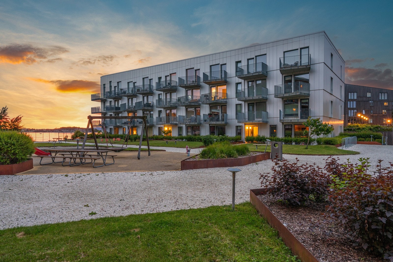 Området byr på et stort servicetilbud, der fasiliteter som butikker, apotek, restauranter, bakeri, kulturtilbud og busstilbud finnes. Galleribilde