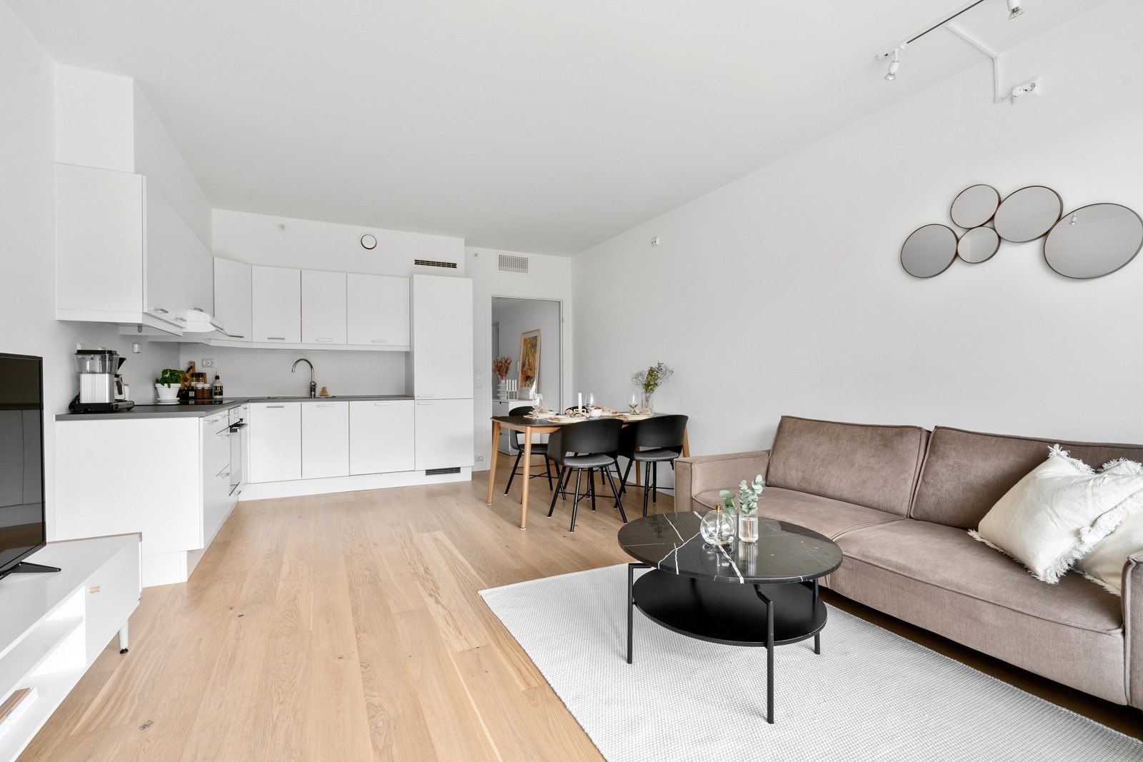 Stue i åpen løsning med kjøkkenet. Gulvet er slipt i 2024. Galleribilde