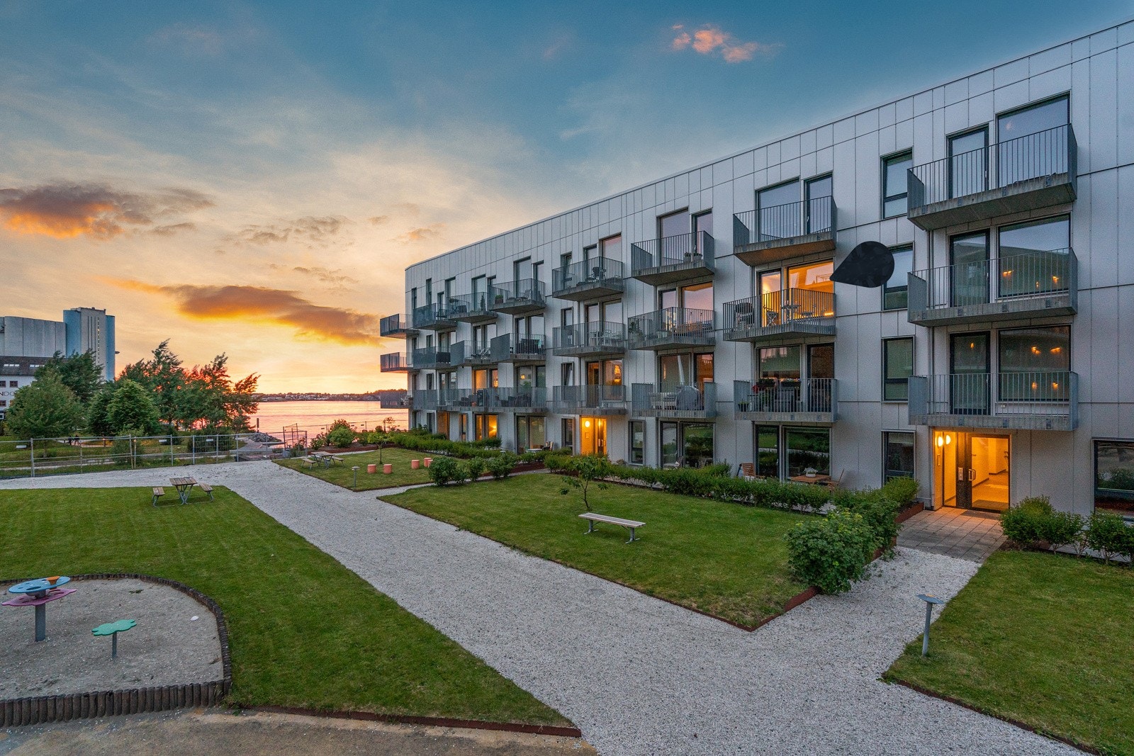 Siriskjeret 28 har en sentral, urban og samtidig tilbaketrukket beliggenhet i Stavanger Øst, rett ved sjøen. Galleribilde