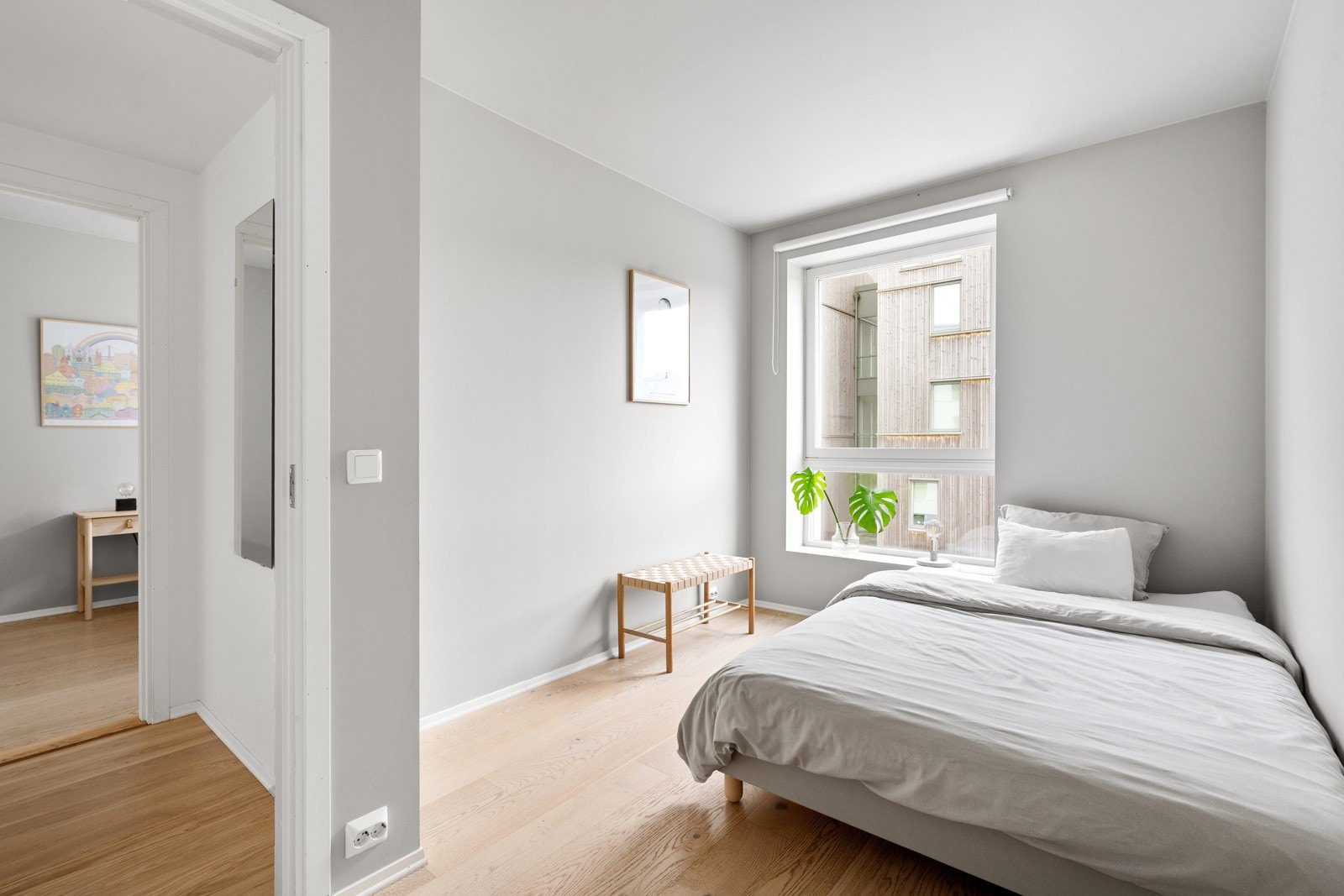 Soverom 2, også av god størrelse. Egner seg godt som kontor, barnerom eller gjesterom. Galleribilde