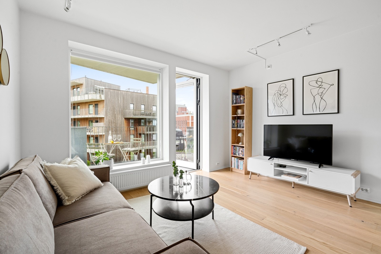 Videre tilkomst til sørvestvendt balkong. Galleribilde