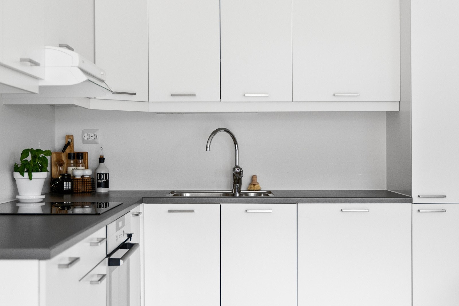 Kjøkkenet kan skilte med god skap- og benkeplass. Galleribilde