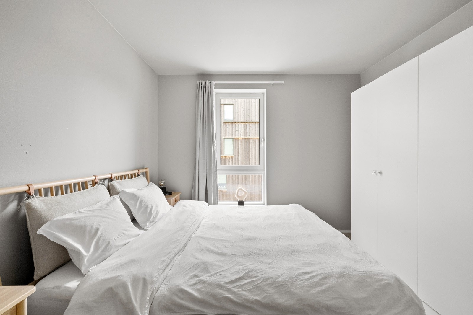 Innredet med stor garderobeløsning. Galleribilde