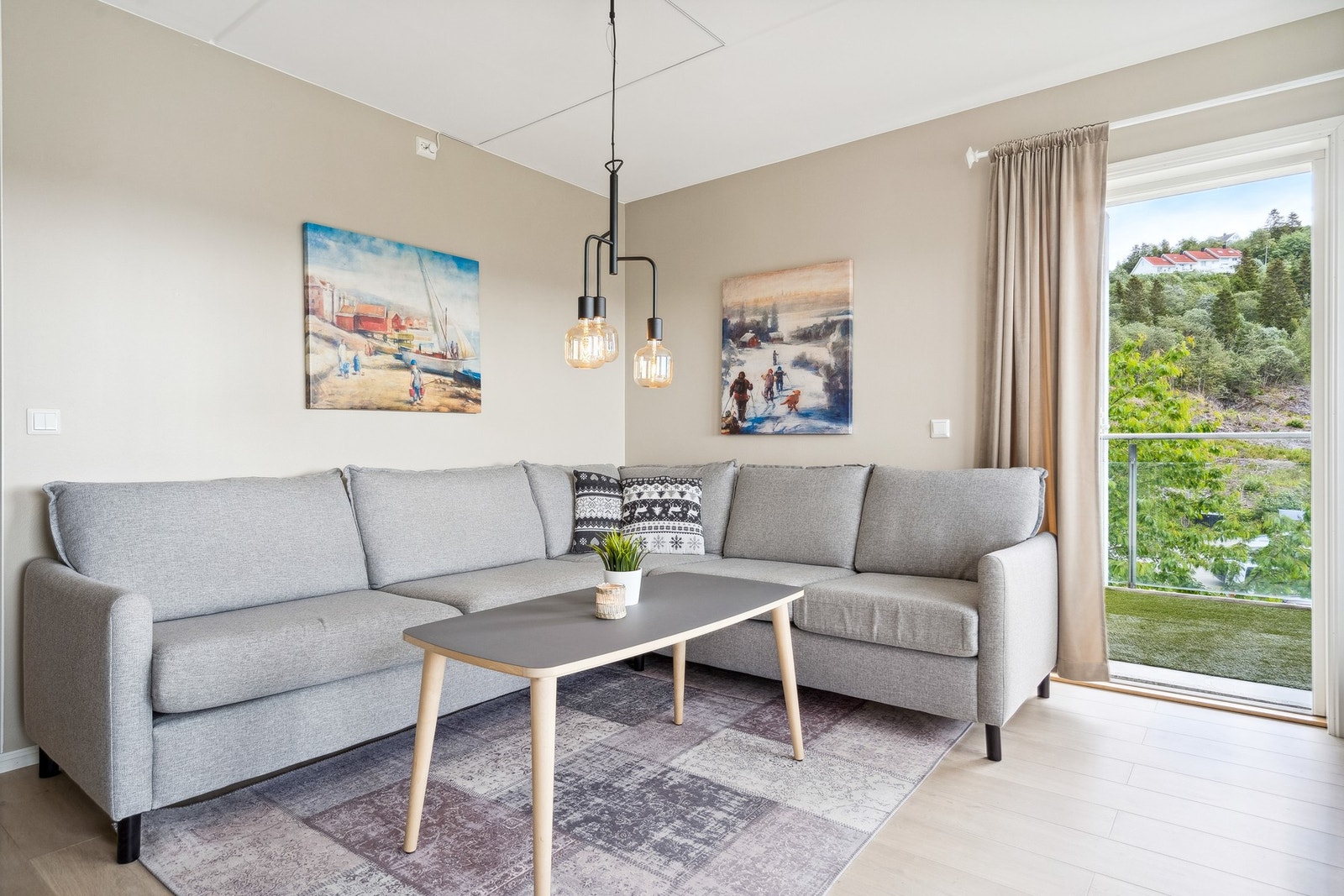 Store vindusflater gir rikelig med lysinnslipp. Galleribilde