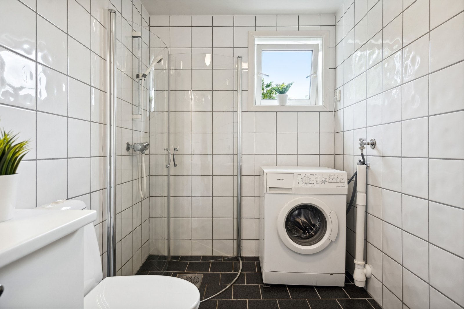 Innfellbare dusjdører, mekanisk avtrekk, opplegg for vaskemaskin, servant i skap og wc. Galleribilde