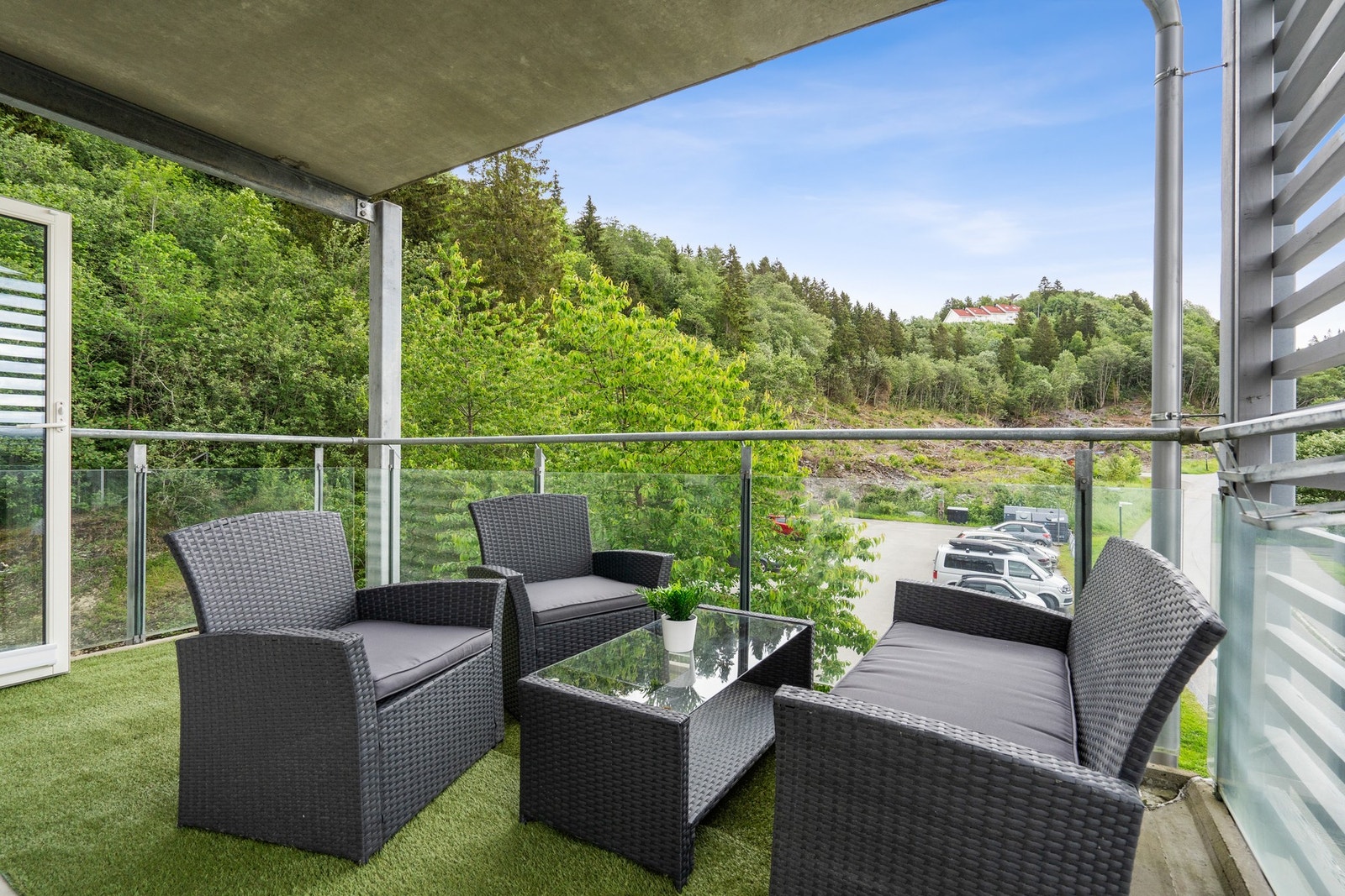 Sørvendt og romslig terrasse på 15 kvm. Galleribilde