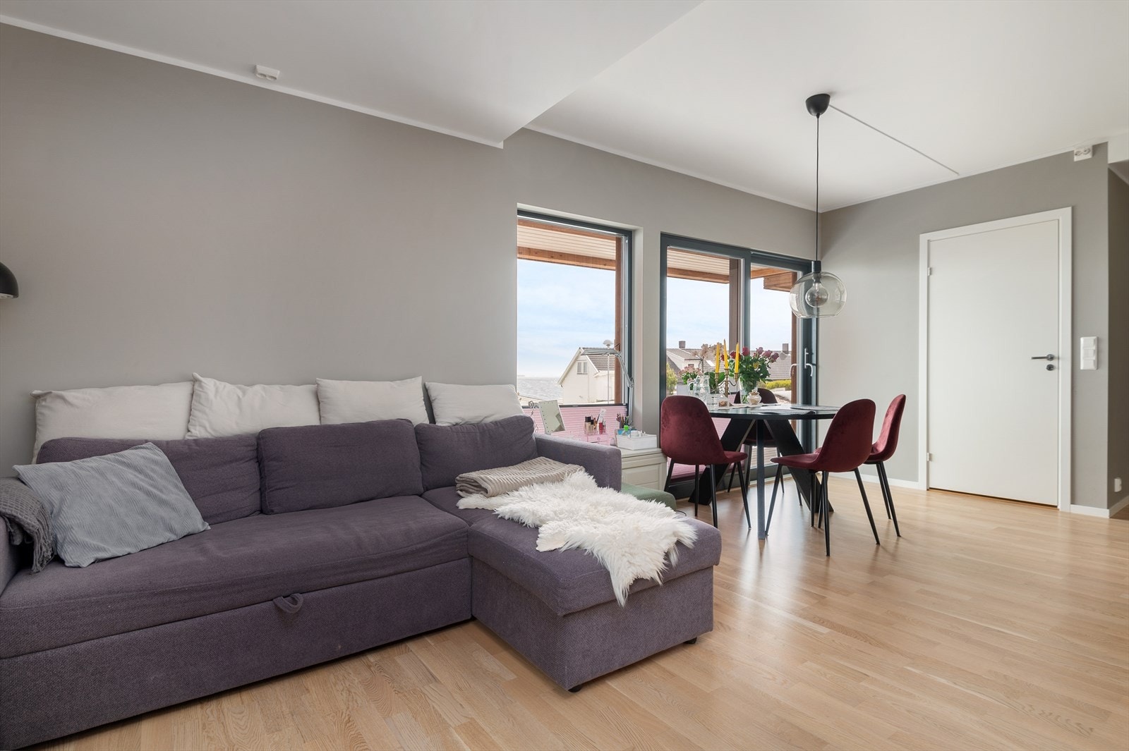 I stuen er det god plass til ønsket møblering Galleribilde