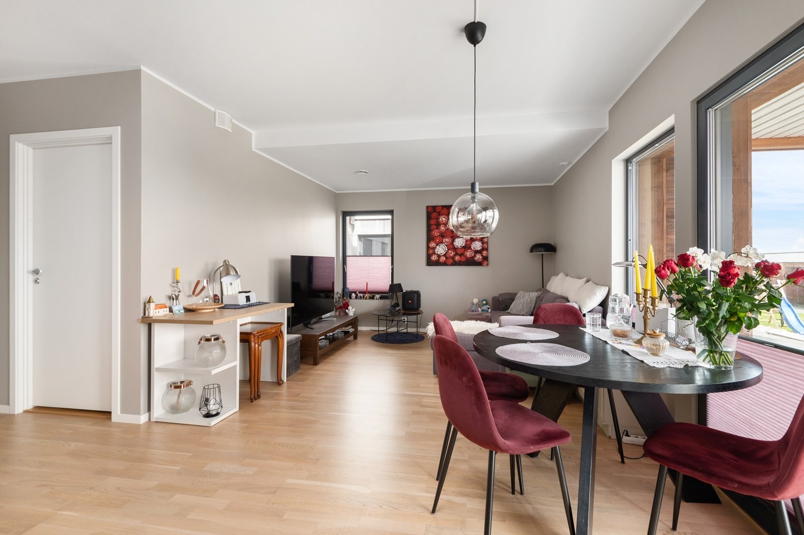 Leiligheten har en åpen stue/kjøkkenløsning på 25,5 m² som gir en god utnyttelse av plassen. Galleribilde