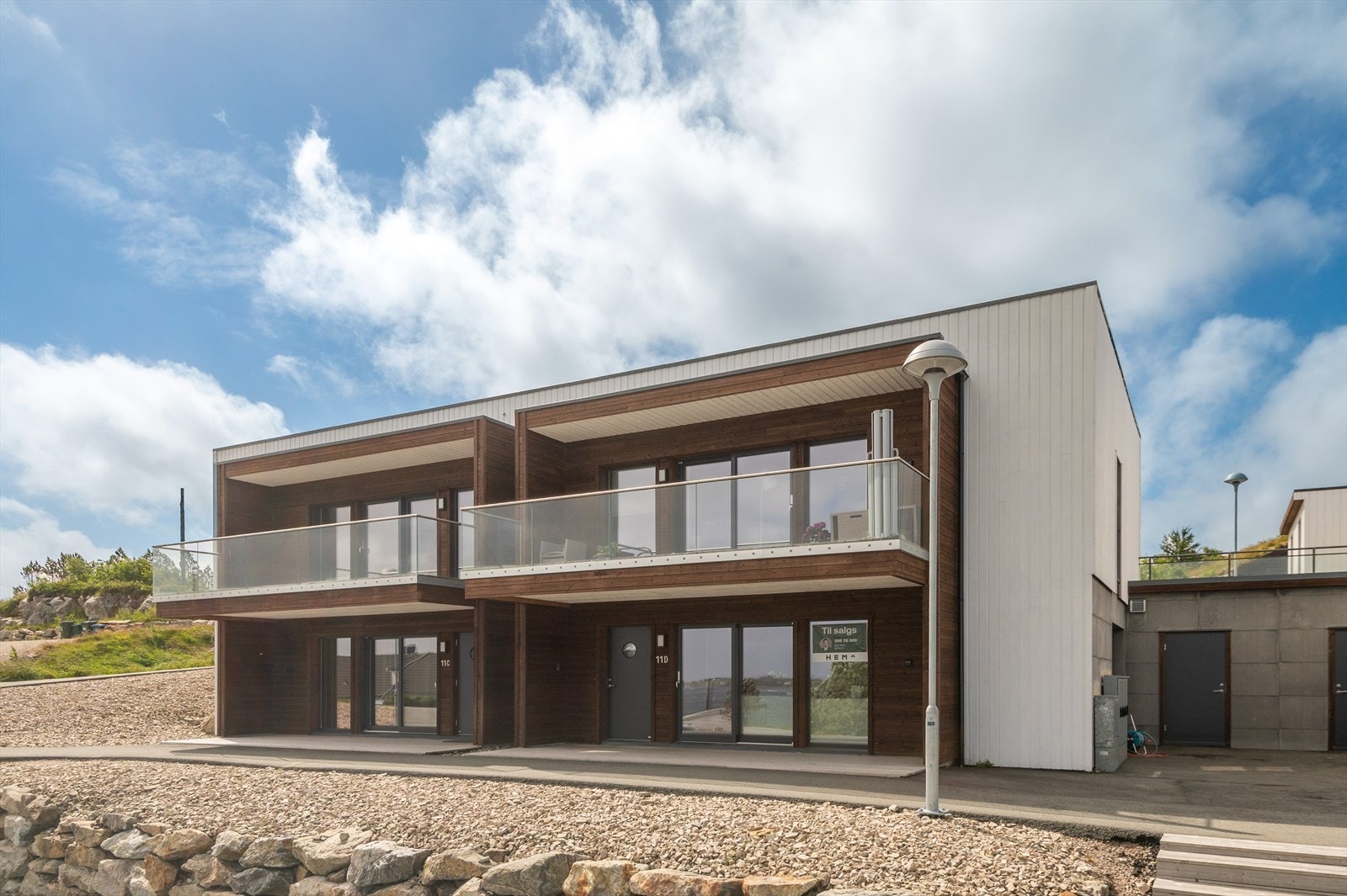 Heimdal Eiendomsmegling v/Ørjan Staven har gleden av å presentere en lekker og moderne leilighet med gjennomgående god standard og sjøutsikt. Galleribilde