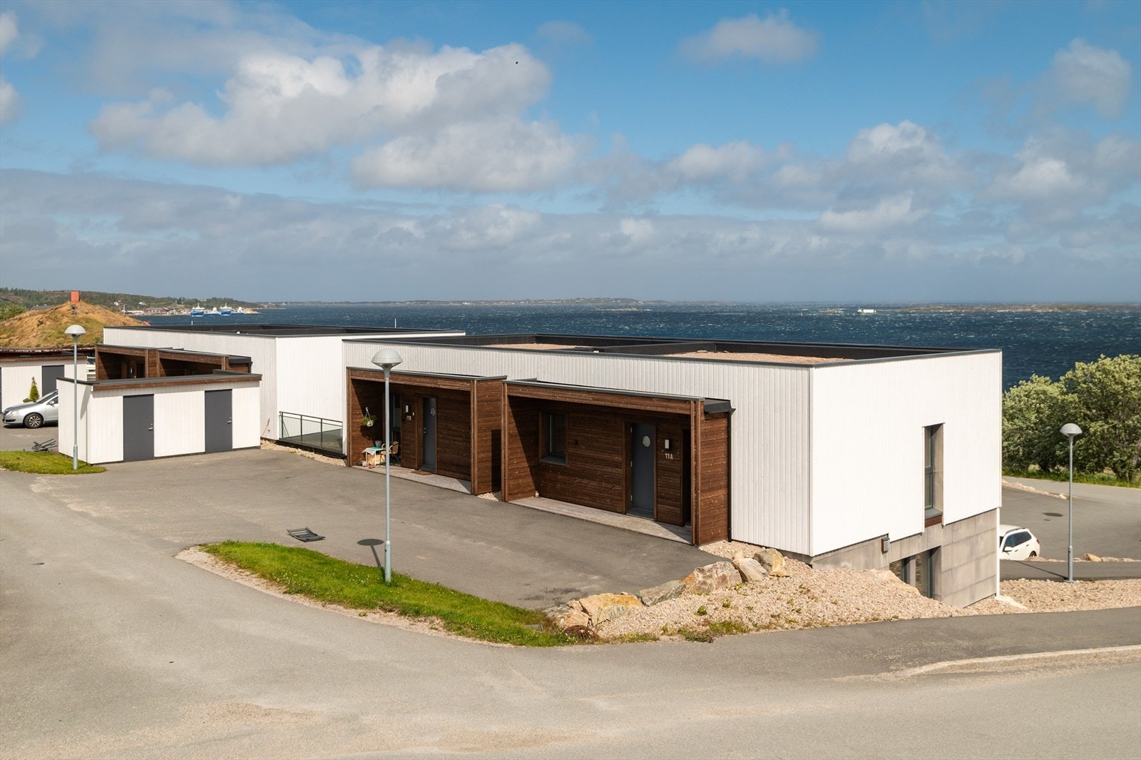 Boligen ligger i et nyere strøk med nydelige uteområder. Galleribilde