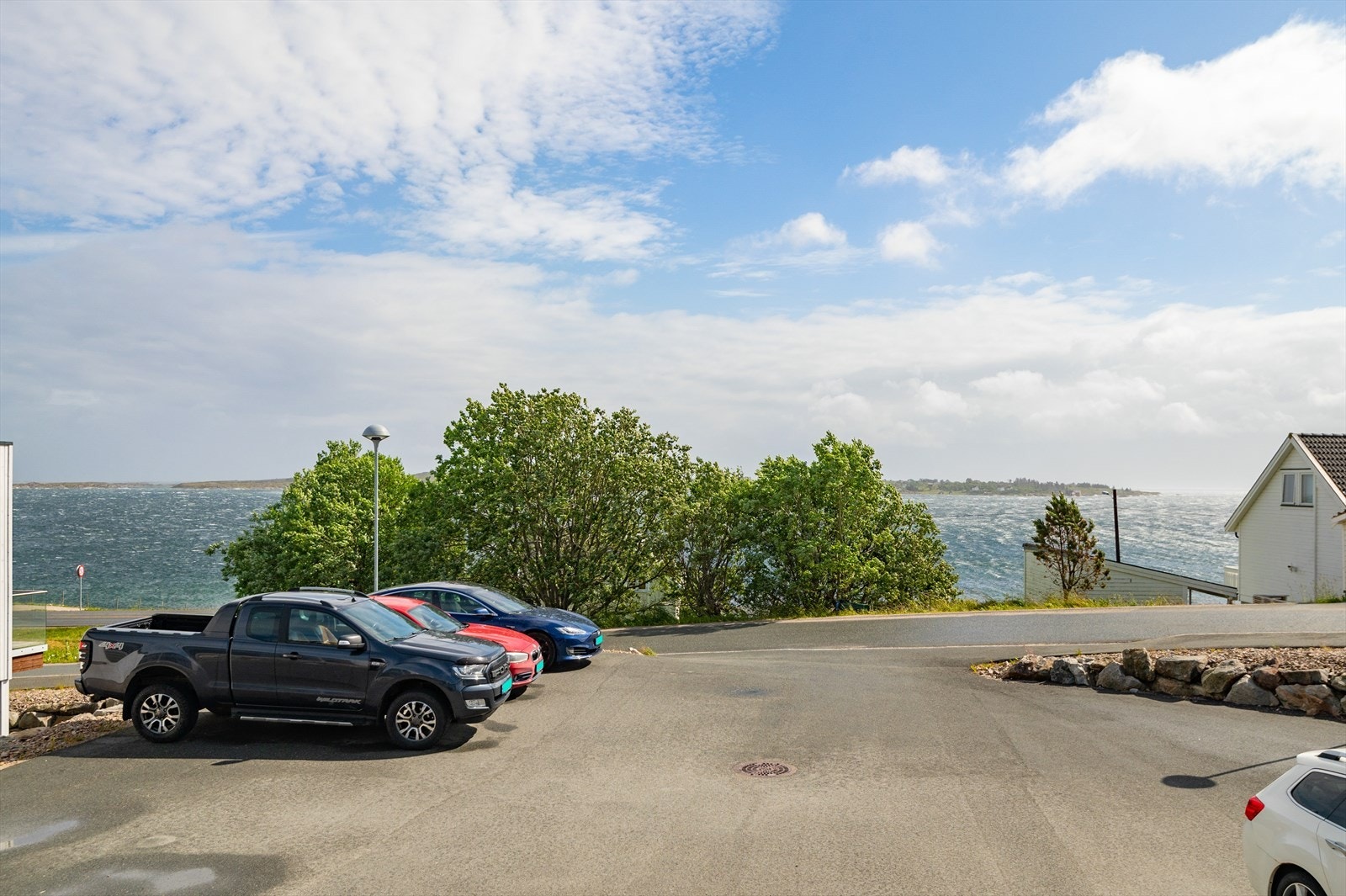 Her bor man sentralt på Frøya samtidig som man har naturskjønne omgivelser rett utenfor døra. Galleribilde