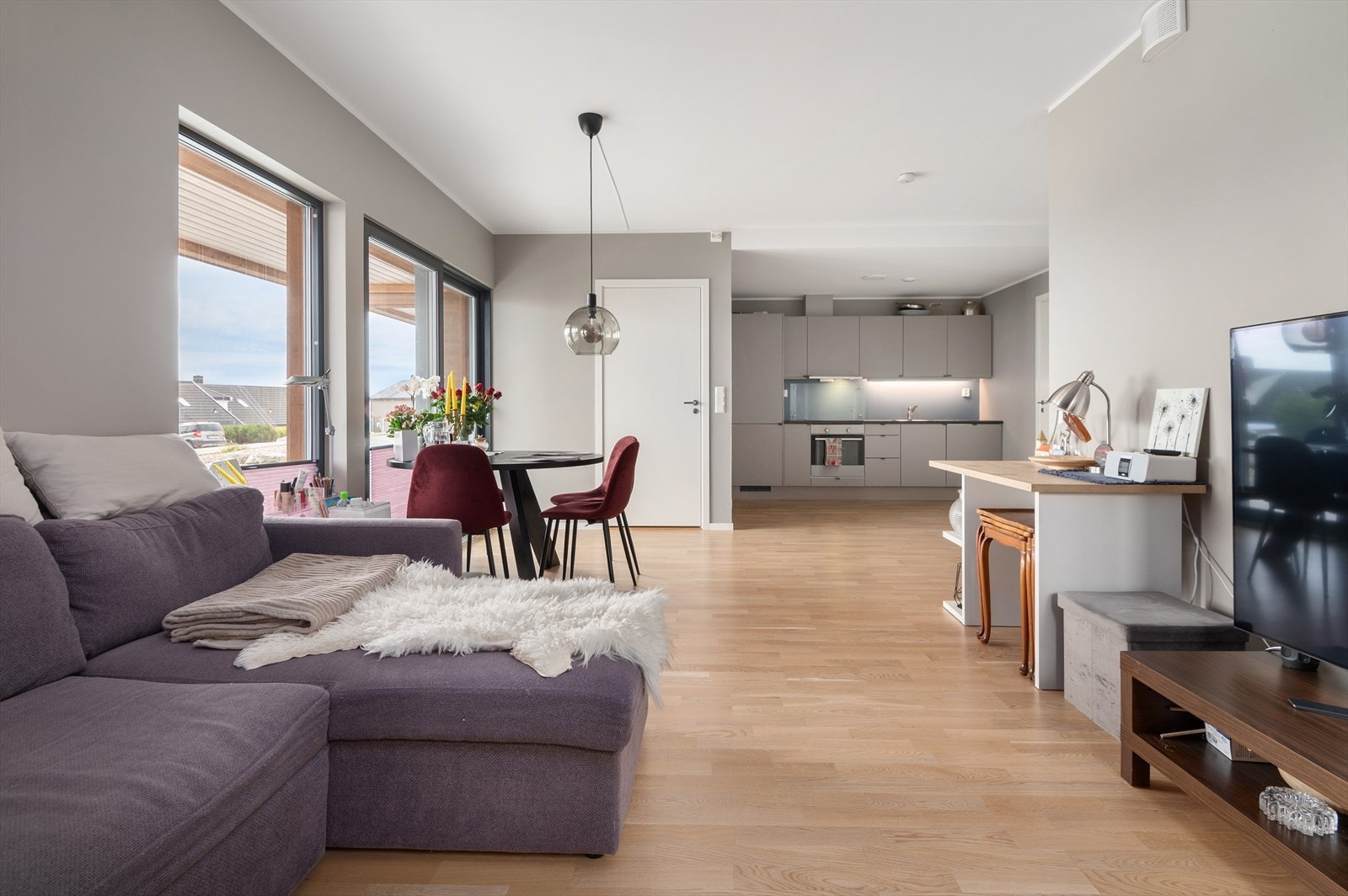 Leiligheten er lys og lekker med smakfull innredning og moderne løsninger. Galleribilde