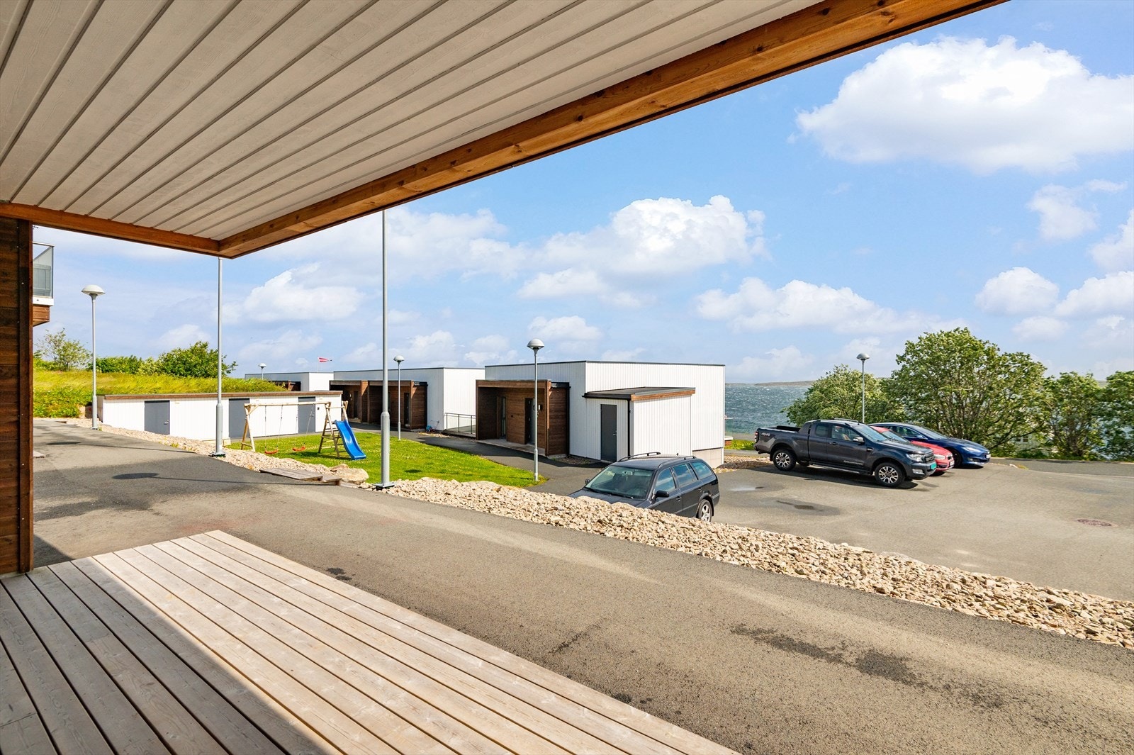 Lun terrasse med overbygg på hele 15 m² Galleribilde